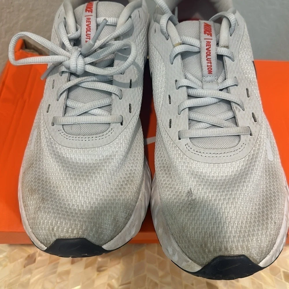Nike revolution 5 sneakers size 9
